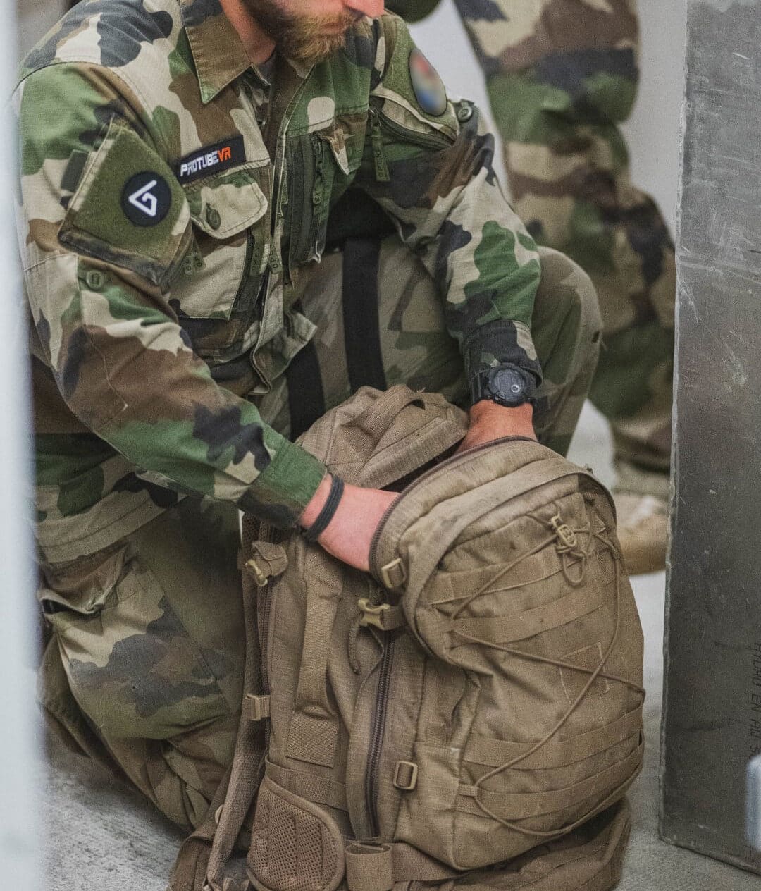 Un soldat prépare son paquetage pour la formation tactique en Réalité Virtuelle
