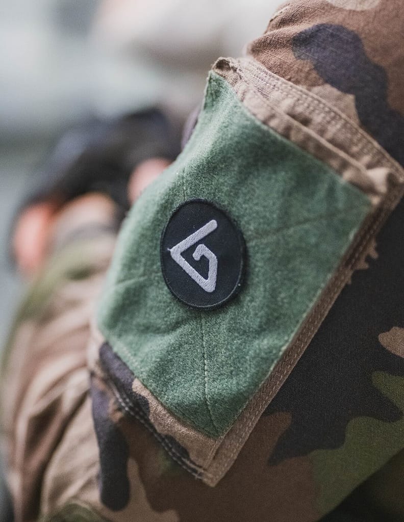 Logo ProTubeVR en écusson scratch sur l'épaule gauche de la tenue d'un soldat fusilier de marine